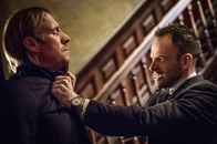 Elementary – Sherlock (Jonny Lee Miller, r.) dreht durch, als er erfährt, dass Watson von einem französischen Verbrechersyndikat entführt wurde. Er gibt seinem Bruder Mycroft (Rhys Ifans, l.) die Schuld dafür ...