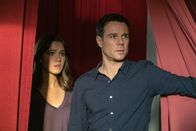 Charmed – Abigael (Poppy Drayton, l.); Harry Greenwood (Rupert Evans, r.)