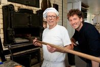 Reporter Spezial – Bäckermeister Christof mit Donat Hofer: Er arbeitet ausschliesslich mit dem Holzofen.