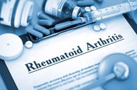 Doc Fischer – "Diagnose rheumatoide Arthritis. Medizinkonzept. 3D-Darstellung."
