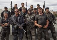 The Expendables 3 - A Man's Job – v.l.) Galgo (Antonio Banderas), Trench (Arnold Schwarzenegger), Gunner Jensen (Dolph Lundgren), Doc (Wesley Snipes), Toll Road (Randy Couture), Barney Ross (Sylvester Stallone) und Lee Christmas (Jason Statham) formieren sich neu, um den abtrünnigen Expendables-Mitbegründer Stonebanks zu überführen.