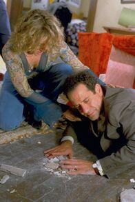 Monk – In San Francisco tobt ein Erdbeben. Sharona (Bitty Schram, l.) versucht Monk (Tony Shalhoub, r.) zu beruhigen.