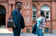 Life – Saira (Saira Choudhry) besucht den Unterricht ihrer Urlaubsbekanntschaft David (Adrian Lester).