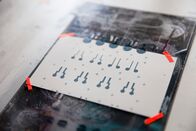 P.M. Wissen – Die dunkle, elektrisch leitfähige Tinte wird im Siebdruckverfahren auf spezielles Papier gebracht.