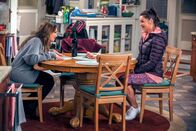 Kevin Can Wait – (v.li.) Leah Remini (Vanessa Cellucci), Florencia Lozano (Wendy).