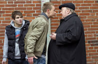 Der Dicke – Ehrenberg (Dieter Pfaff, r.) soll einem Lehrer helfen, der von Schülern im Internet gemobbt wird. Als er auf dem Schulhof auftaucht, versuchen Max (Dennis Mojen, M.) und seinen Kumpan(Komparse, l.) ihn einzuschüchtern.