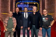 Wer weiß denn sowas? – Moderator Kai Pflaume (M.) und seine Rateteam-Kapitäne Bernhard Hoëcker (2.v.l.) und Elton (r.) begrüßen in dieser Sendung den Opernsänger Klaus Florian Vogt (2.v.l.) und den Opernsänger Michael Volle (2.v.r.).