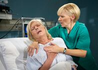 In aller Freundschaft – Doch Eva steigert sich derart in ihre Gedanken hinein, dass sie einen Herzinfarkt erleidet.