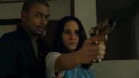 Bonnie & Clyde – Für Esra (Dilan Yurdakul) und Greg (Yannick Jozefzoon) spitzt sich die Lage immer weiter zu. Sie werden als das Verbrecherpärchen "Bonnie und Clyde" im ganzen Land gesucht. Für die beiden ist jeder gefährlich und Esra ist zu allem bereit.
