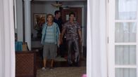 Hawaii Five-0 – Sang Min (Will Yun Lee, r.), ein Informant des Teams, wird des Mordes beschuldigt, woraufhin Steve (Alex O'Loughlin, M.) Odell (Michael Imperioli, l.), einen alten Freund, darum bittet, den Angeklagten zu verteidigen ...