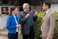 Die Rosenheim-Cops – Die Kommissare Beck (Michaela Weingartner, l.) und Stadler (Dieter Fischer, M.) befragen den Geschäftspartner des Opfers, Luis Spohr (Patrick Pinheiro, r.), nach seinem Alibi.