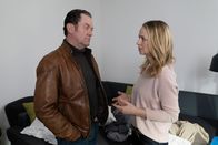 Die Chefin – Der Kommissar und die Witwe beäugen sich kritisch: Jürgen Tonkel als Paul Böhmer, Theresa Scholze als Nina Nouri
