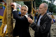 Edel & Starck – Felix (Christoph M. Ohrt, l.) wird in der Hippiesiedlung von einem Polizisten durchsucht ...