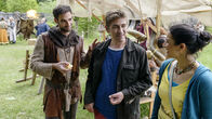 Löwenzahn – Fritz Fuchs (Guido Hammesfahr, M.) und Yasemin (Sanam Afrashteh, r.) machen auf dem Mittelaltermarkt die spannende Bekanntschaft von Marcius (Matthias Weidenhöfer, l.). Er scheint hellseherische Fähigkeiten zu haben.
