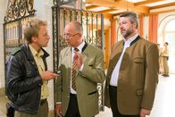 Die Rosenheim-Cops – Polizist Mohr (Max Müller, l.), Polizeidirektor Achtziger (Alexander Duda, m.) und Kommissar Stadler (Dieter Fischer, r.) ermitteln in der Rosenheimer Musikakademie.