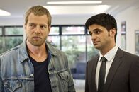 Der letzte Bulle – (3. Staffel) - Haben privat kräftig zu kämpfen: der letzte Bulle Mick Brisgau (Henning Baum, l.) und sein karrierebewusster Kollege Andreas Kringge (Maximilian Grill, r.) ...