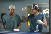 Scrubs - Die Anfänger – Turk (Donald Faison, l.), Todd Quinlan (Robert Maschio)