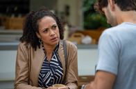 Sturm der Liebe – Nicole (Dionne Wudu,l) gibt vor Noah (Christopher Jan Busse,r) zu, dass sie Michaels Distanziertheit doch verletzt hat.