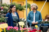 SOKO Köln – Kommissarin Vanessa Haas (Kerstin Landsmann, r.) befragt Basma Freis (Ilknur Boyraz, l.), da dem Opfer Blumenkränze mit Drohungen geschickt wurden.