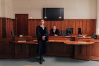 Young Crime – Wie wird der Fall vor Gericht verhandelt? Die Staatsanwältin (Cornelia Werner) erhebt Anklage gegen die Beschuldigte. Der Richter (Miguel Abrantes Ostrowski) spricht das Urteil.
