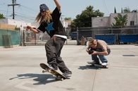 Mid90s – „Fourth Grade“ (Ryder McLaughlin) filmt „Fuckshit“ (Olan Prenatt, l) bei seinen Skatetricks.
