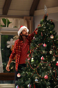Two and a Half Men – Ein besonderes Geheimnis aus seiner Vergangenheit kommt ans Licht: Walden (Ashton Kutcher) ...