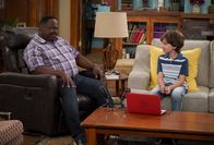 The Neighborhood – Calvin Butler (Cedric the Entertainer, l.): Grover Johnson (Hank Greenspan, r.)