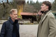 Sturm der Liebe – Roland (Steffen Wink, l.) ahnt, dass Philipp (Robin Schick, r.) Liebeskummer hat.