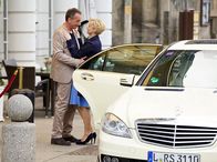 In aller Freundschaft – MDR Fernsehen IN ALLER FREUNDSCHAFT FOLGE 653 Uhr. Kathrin Globisch (Andrea Kathrin Loewig) ist gerade mit Alexander Weber (Heio von Stetten) aus Paris zurückgekehrt. Der Aufenthalt in der Stadt der Liebe hat bei Kathrin die letzten Zweifel ausgeräumt. Alexander hingegen wird klar, dass er Kathrin früher oder später die Wahrheit sagen muss.