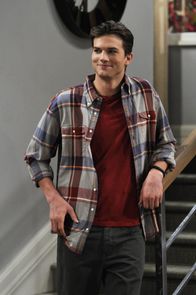 Two and a Half Men – Walden (Ashton Kutcher) ist irritiert, weil Zoey ständig an seinem Bart und seiner Frisur rummäkelt. Als Liebesbeweis möchte sie, dass sich Walden seine Haare von Berta schneiden lässt. Gesagt, getan ...