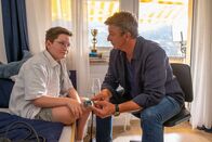 Der Bergdoktor – Sammy Federer (Emil Knapp, l.) nimmt trotz umgestellter Ernährung und Sport seltsamerweise nicht ab, sondern sogar zu. Martin (Hans Sigl, r.) nimmt sich dem Fall des Jungen an, doch trotz zahlreicher Tests bleibt eine Diagnose zunächst aus.