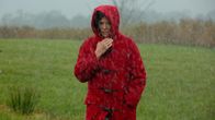 Hanne – Hanne (Iris Berben) marschiert durch ein Unwetter.