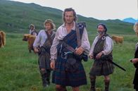 Rob Roy – Iain (Gilly Gilchrist, li.) und Coll (Ewan Stewart, re.) aus Rob Roys (Liam Neeson, Mi.) Clan beobachten sorgenvoll die heranrückenden Engländer.