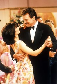 Friends – Monica Geller (Courteney Cox, l.); Dr. Richard Burke (Tom Selleck, r.)