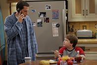 Two and a Half Men – Jake (Angus T. Jones, r.) hat sich in seine Schulfreundin Wendy Cho verliebt und braucht deshalb von seinem Vater (Jon Cryer, l.) Geld für ein Geschenk ...