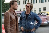 Once Upon a Time in... Hollywood – Cliff Booth (Brad Pitt, r.) stärkt Rick Dalton (Leonardo DiCaprio, l.) den Rücken, wenn dieser an den Spielregeln des "neuen Hollywood" zu verzweifeln droht.