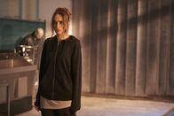 The Strain – Um der Strigoi Einrichtung entkommen zu können, muss Dutch (Ruta Gedmintas) einen Deal mit Desai eingehen ...