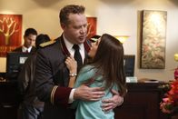 Community – Auf einer Convention gibt sich Annie (Alison Brie, r.) als Ehefrau von Jeff aus. Mit Folgen ...