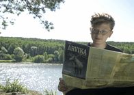 pur+ – Auf nach Schweden! Marc fährt zusammen mit seinen Eltern für vier Wochen in die Wildnis. Er hat ein großes Ziel: Er will ein sehr seltenes Tier finden - einen weißen Elch! "PUR+" zeigt, wie die Reise für Marc wird und ob er den weißen Elch am Ende findet.