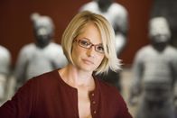 Ocean's 13 – Weil sie als einzige neben Casinobesitzer Banks Zutritt zum Tresorraum hat, wird auf sie Caldwell angesetzt. Er soll Banks Assistentin Sponder (Ellen Barkin, l.) mit Hilfe eines Botenstoffes, der ihn für die Frau unwiderstehlich macht, verführen ...