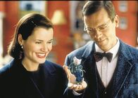 Stuart Little – Frederick (Hugh Laurie) und Eleanor Little (Geena Davis) möchten ihre Familie vergrößern und entschließen sich, ein Kind zu adoptieren. Als sie bemerken, dass der kleine Stuart in Wahrheit aber eine Maus ist, erlebt die Familie ein unvergessliches Abenteuer.