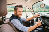 Heimatleuchten – Moderator Richard Deutinger genießt die Fahrt mit dem Oldtimer durch die Wachau.
