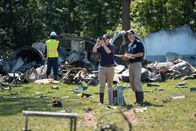 Mayday - Alarm im Cockpit – REENACTMENT - NTSB Investigator Joe Sedor (played by Jason Faulkner) reviews his notes, while a NTSB Crash Investigator takes photographs to help determine what caused Comair Flight 5191 to crash. (Cineflix 2020/Darren Goldstein)