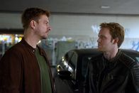 Ein starkes Team – Sebastian Klöckner (Matthi Faust, l.) befragt Jason Fröhmer (Felix Kruttke, r.). Hat er etwas mit dem Tod der Mutter seiner Freundin zu tun?