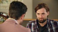 Rote Rosen – Der DNA-Test bestätigt Simons (Thore Lüthje r.) Vaterschaft. Doch der Streit um Olivia spitzt sich zu, als Julius (Jan Stapelfeldt l.) erfährt, dass Simons mit Olivia nach Rostock ziehen möchte.