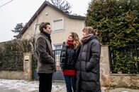 Thema – Christoph Feurstein begleitet die Familie von Natascha Kampusch, zu der er seit dem ersten Interview nach ihrer Selbstbefreiung vor 20 Jahren ein enges Vertrauensverhältnis aufgebaut hat. Gemeinsam mit Nataschas Schwester Claudia Nestelberger (m.) und deren Tochter Alina besucht er das Haus in Strasshof, in dem Natascha jahrelang von Wolfgang Priklopil gefangen gehalten wurde.