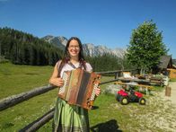 Land der Berge – Lisa Maria Schwarz auf der Schaumbergalm.