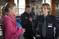 Notruf Hafenkante – Hans (Bruno F. Apitz) beobachtet, wie Claudia (Janette Rauch, r.) sich bei Franzi (Rhea Harder, l.) entschuldigt.