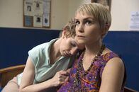 Love Child – Mrs. Maguire (Jacqueline McKenzie, l.); Viv (Sophie Hensser, r.)