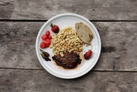 Zu Tisch ... – Zu Tisch Kleinwalsertal – Österreich Rehkeule mit Fichtenhonig und Fichtenspitzen-Spätzle Copyright: SRF/Berlin Producers Media/Thomas Funk